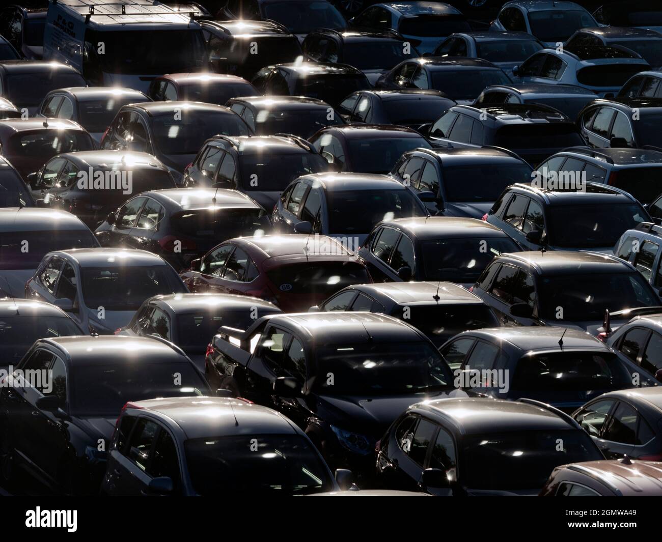 Edmonton, London, Großbritannien - 19. September 2019; einer der unzähligen hässlichen Parkhäuser Londons verwandelt sich bei Sonnenuntergang in ein schönes Ding, da die niedrige Sonne g erzeugt Stockfoto