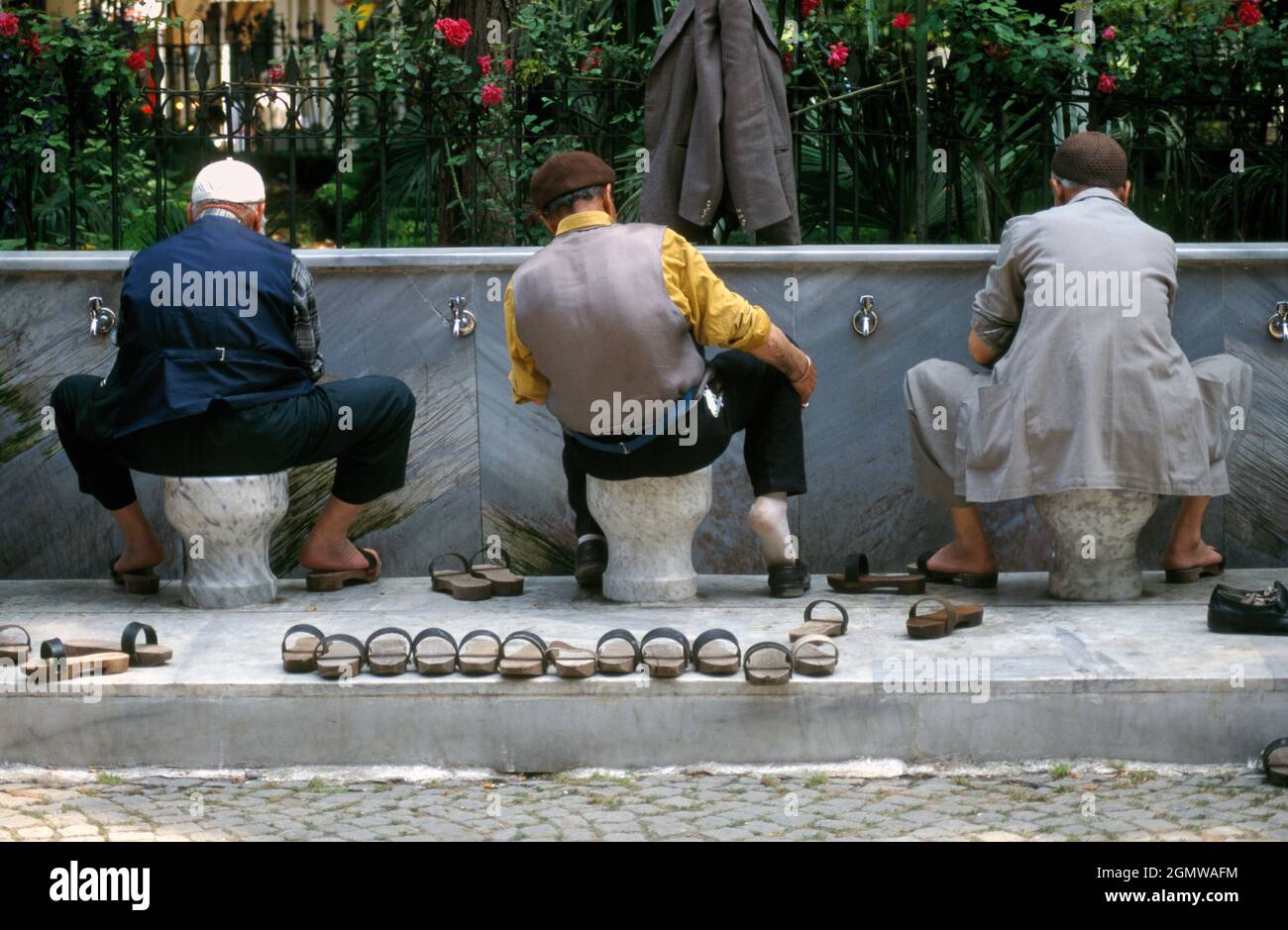 Konya, Türkei - 2000. Juni; drei Männer waschen sich rituell, bevor sie ihre lokale Moschee in der antiken zentralanatolischen Stadt Konya betreten. Wudhu ist der Stockfoto