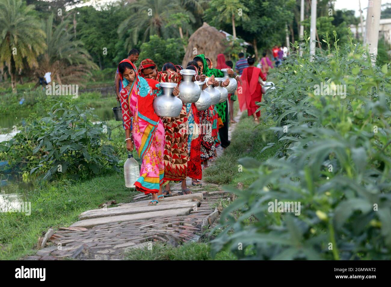 September 21,2021,KHULNA,DHAKA,BANGLADESCH- Ruderboot für Frauen & mit Wassergefäßen beladen auf der Straße in Khulnas Dumuria upazila. Vier Dörfer der Region r Stockfoto