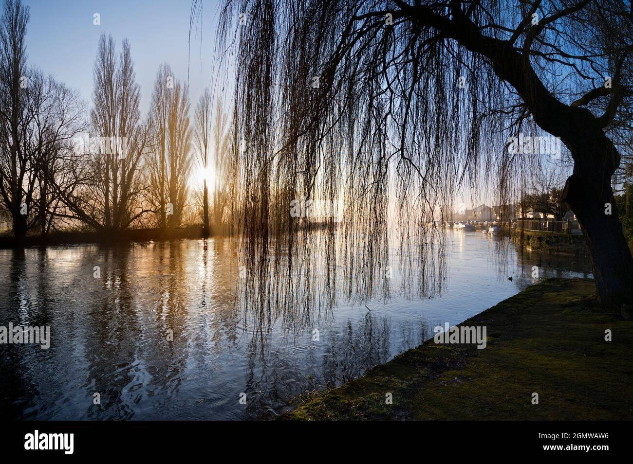 St Helens Wharf, Abingdon, England - 30. Dezember 2019 Saint Helens Wharf ist ein bekannter Schönheitsort an der Themse, direkt oberhalb des mittelalterlichen Stadtkrons Stockfoto