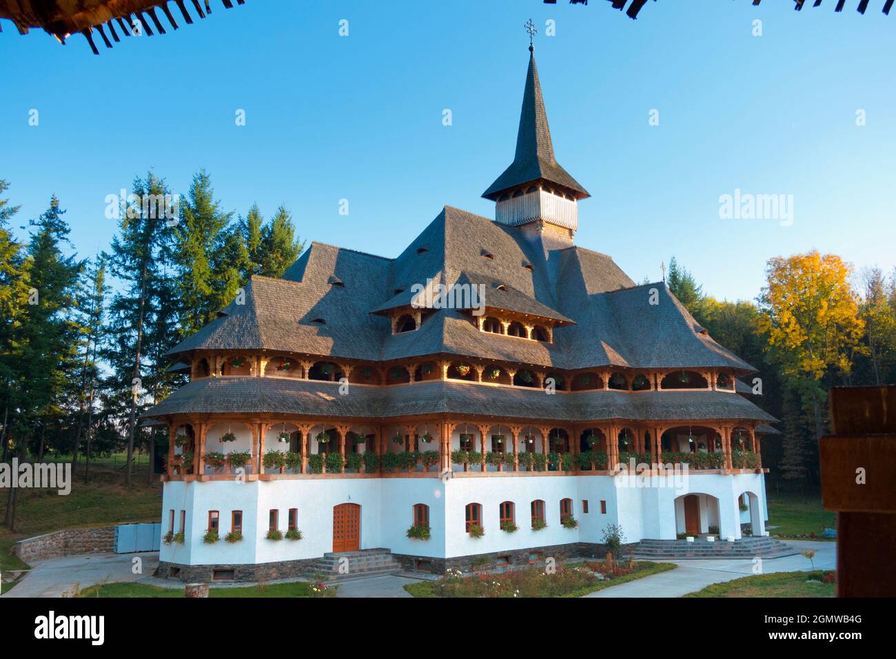 Sapanta-peri, Maramures, Rumänien - 13. Oktober 2018 Maramures in Siebenbürgen beherbergt die berühmteste Gruppe von hölzernen orthodoxen Kirchen und Mönchen Stockfoto