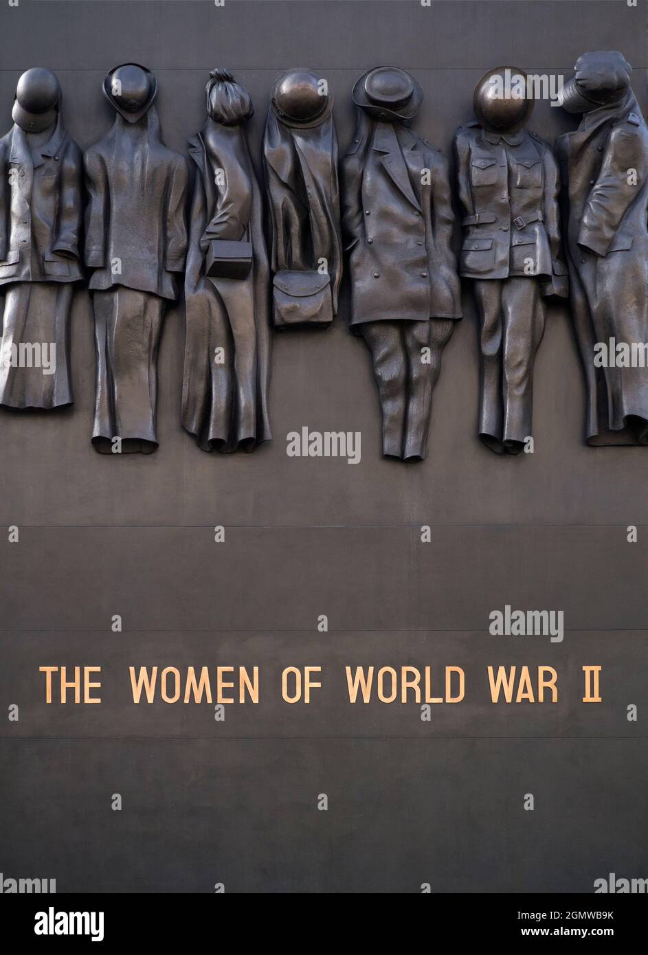 Eine bewunderungswürdige Erinnerung daran, dass sowohl Frauen als auch Männer im Weltkrieg 2 gekämpft und gelitten haben. Dieses krasse Denkmal in der Nähe des Cenotaphs wurde 2005 fertiggestellt. Stockfoto