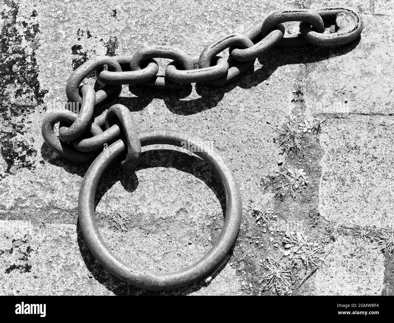 La Rochelle, Frankreich - 20. Juni 2013; keine Menschen im Blick. Kette am Kai des Alten Hafens in La Rochelle, Frankreich. Gegründet im 10. Jahrhundert, La R Stockfoto