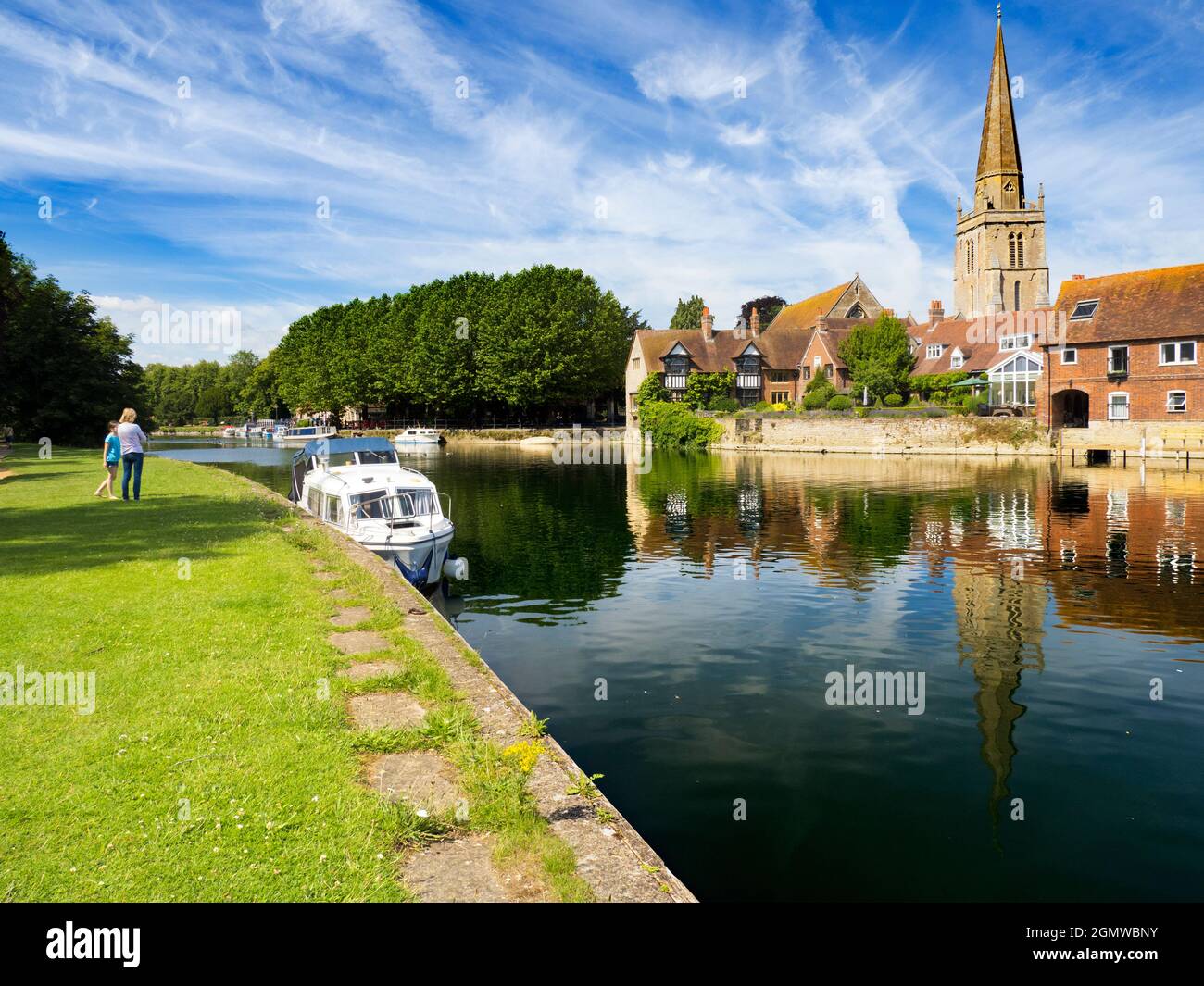 Abingdon, England - 12. Juli 2020; zwei Menschen in Schuss. Saint Helen's Wharf ist ein bekannter Schönheitsort an der Themse, direkt stromaufwärts des mittelalterlichen Stadttals Stockfoto