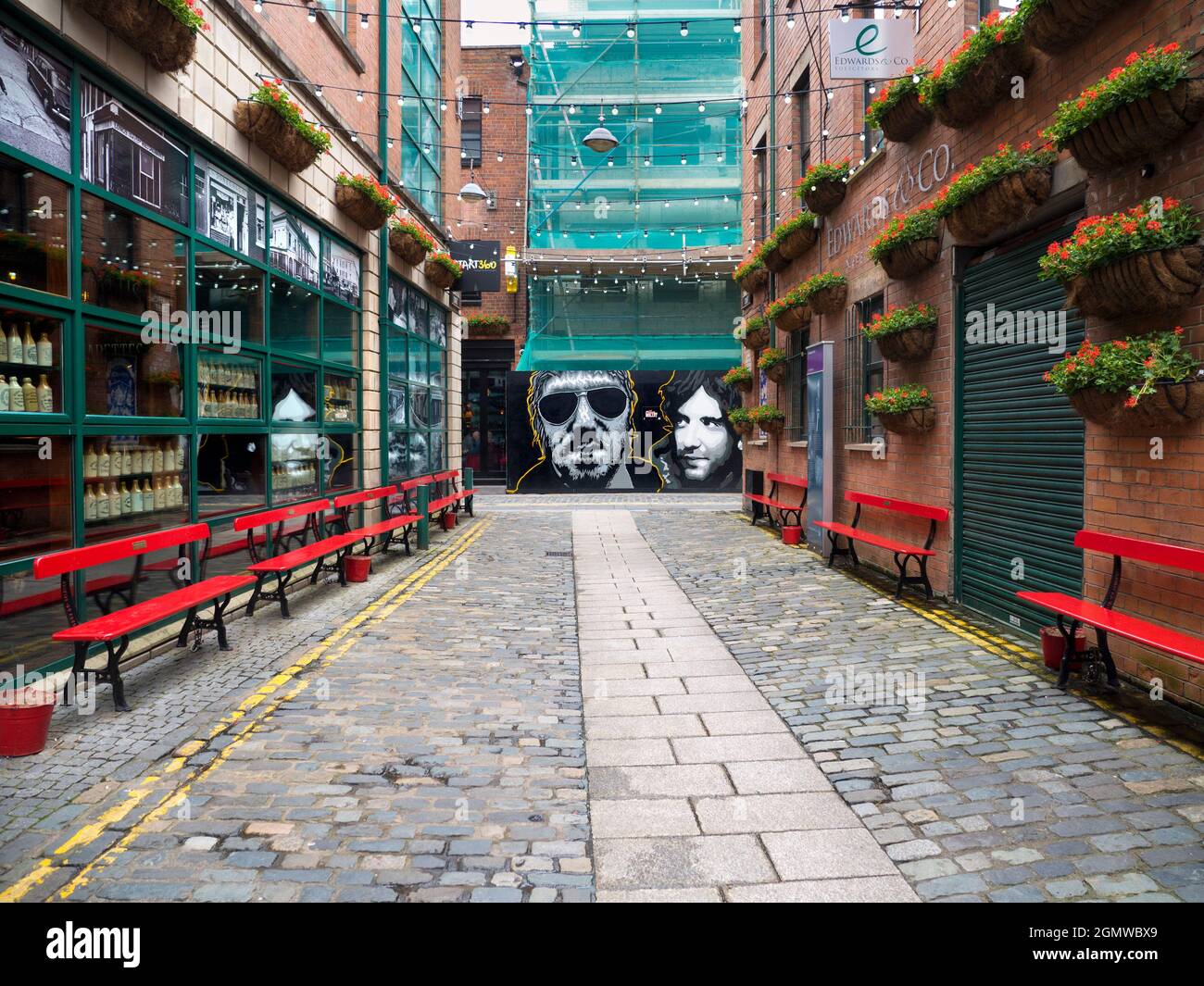 Belfast ist eine Stadt, die es nicht kann. Lassen Sie scheinbar jede Mauer unberührt ohne einen Farbtupfer. Die Graffiti, vor allem im Cathedral Quarter, ist o Stockfoto