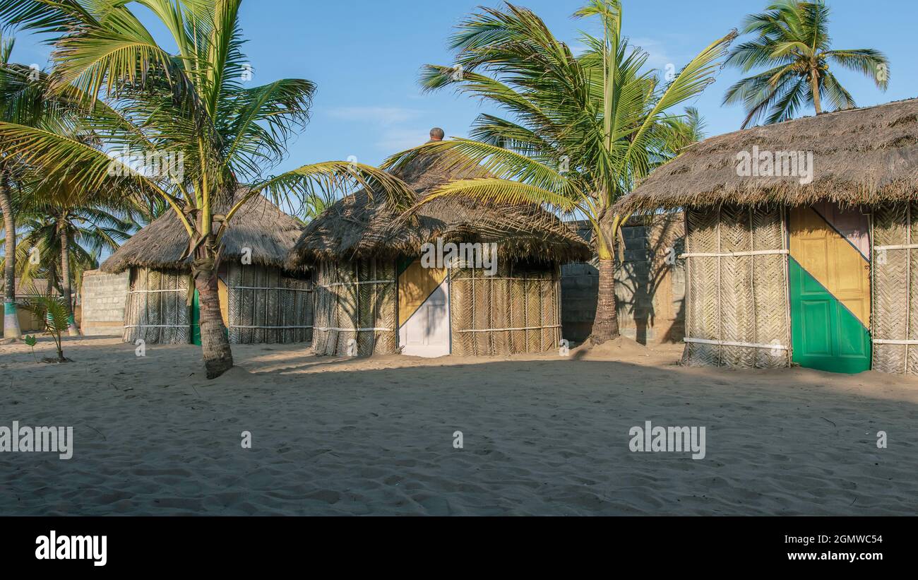 Bungalow mit Reetdach und in alter Tradition gebaut an einem Strand in Ada Foah in der Volta Region Ghana Westafrika Stockfoto