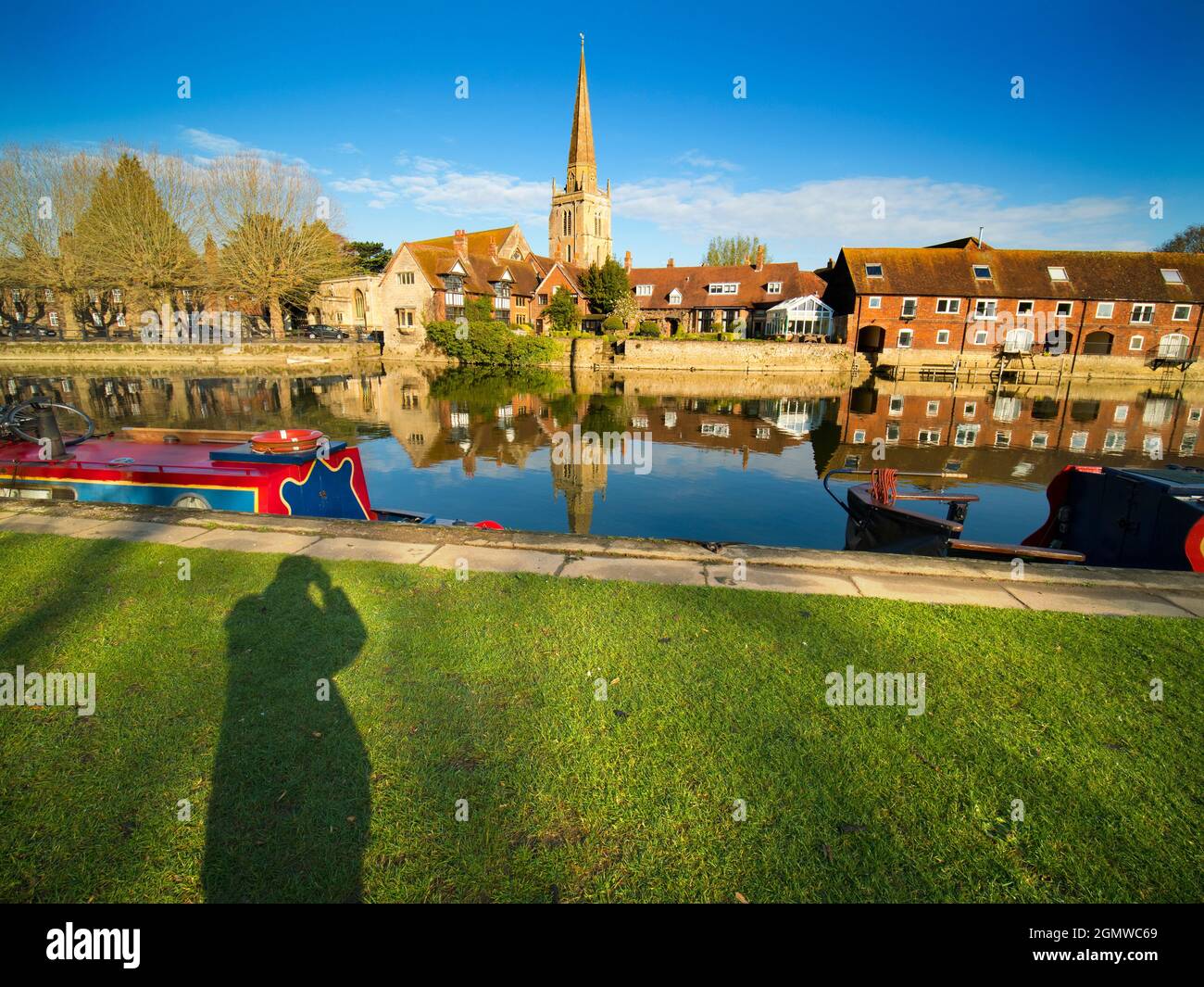 Abingdon, England - 29. April 2021; Keine Menschen in Schuss. Herrlicher Panoramablick auf die Themse in Abingdon, einschließlich der St. Helens Church - Mittelrahmen Stockfoto