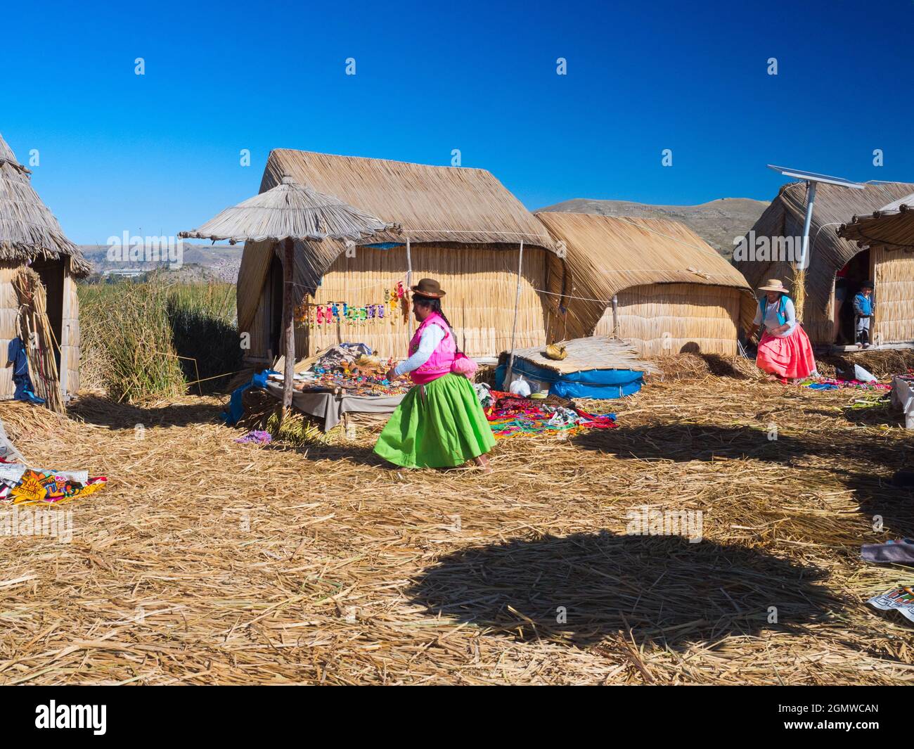 Titicaca-See, Peru - 17. Mai 2018; drei Einheimische in Schuss auf 3,812 Metern 12,507 Höhe, dem wunderschönen, juwelenähnlichen Titica-See Stockfoto