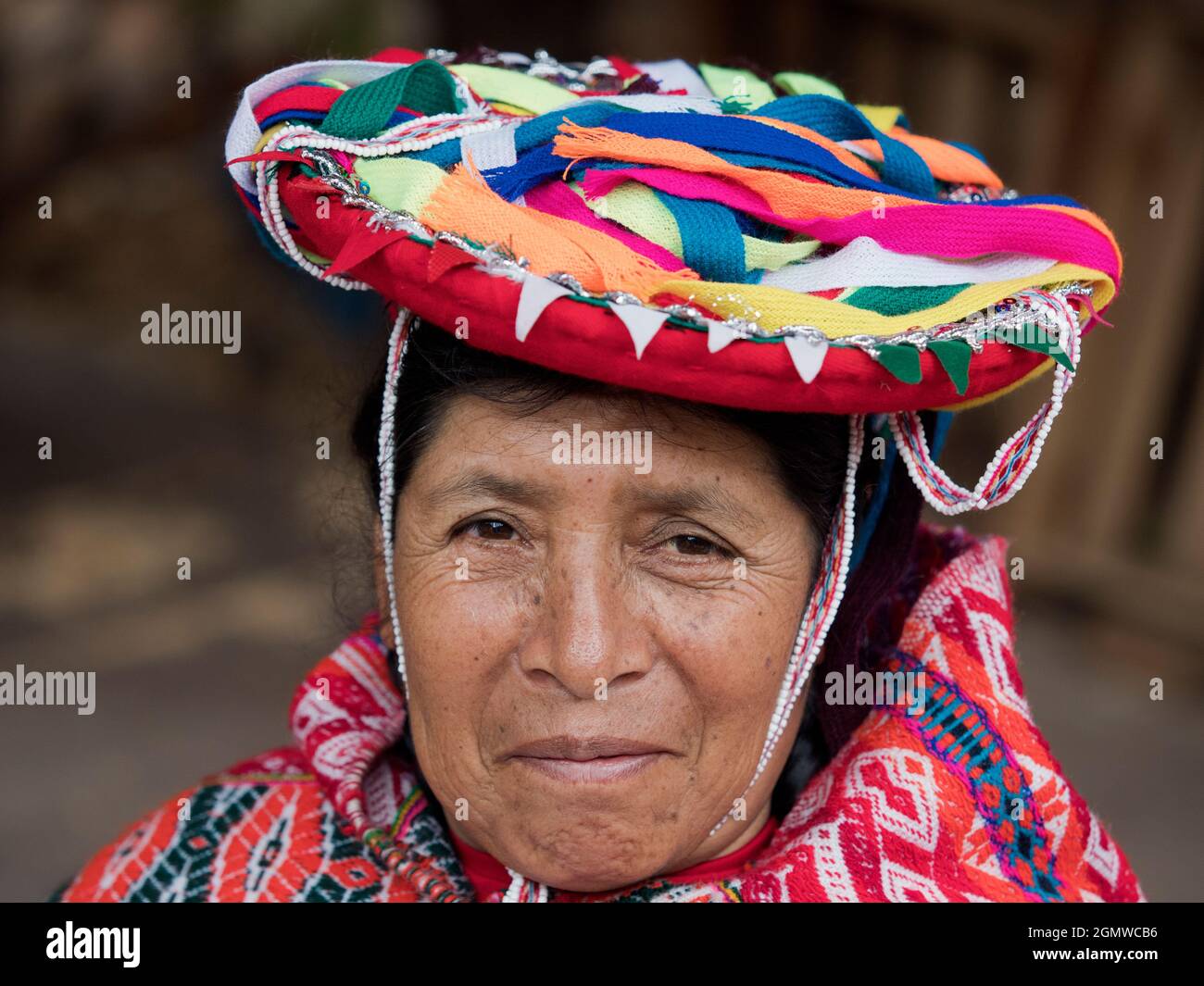Awanakancha, Peru - 11. Mai 2018; eine Frau in Schuss Porträt einer Weberin in Awanakancha, in farbenfroher traditioneller Stammeskleidung. Stockfoto