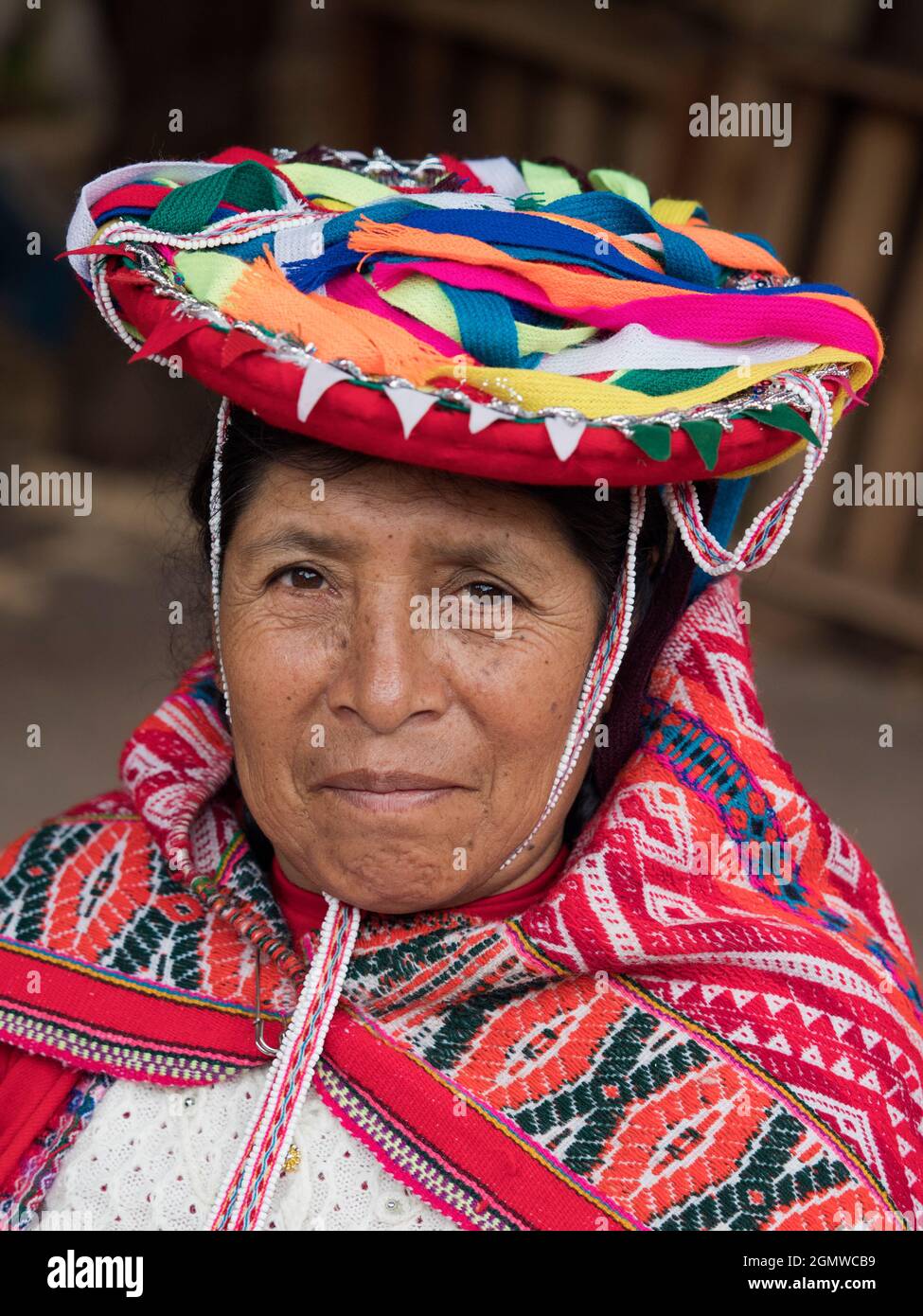 Awanakancha, Peru - 11. Mai 2018; eine Frau in Schuss Porträt einer Weberin in Awanakancha, in farbenfroher traditioneller Stammeskleidung. Stockfoto