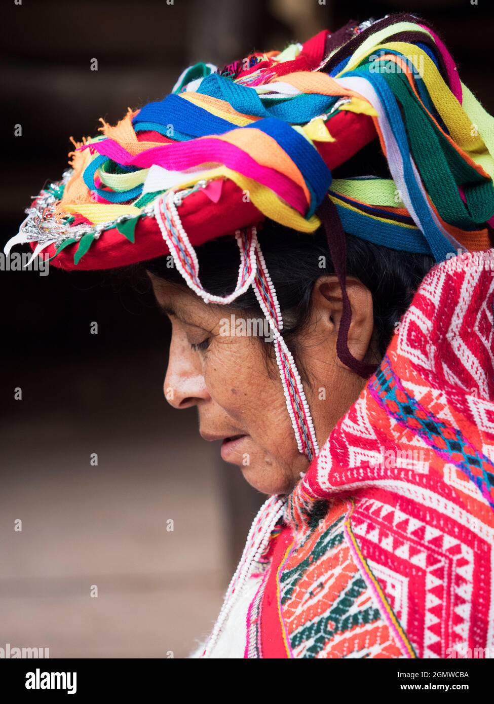 Awanakancha, Peru - 11. Mai 2018; eine Frau in Schuss Porträt einer Weberin in Awanakancha, in farbenfroher traditioneller Stammeskleidung. Stockfoto