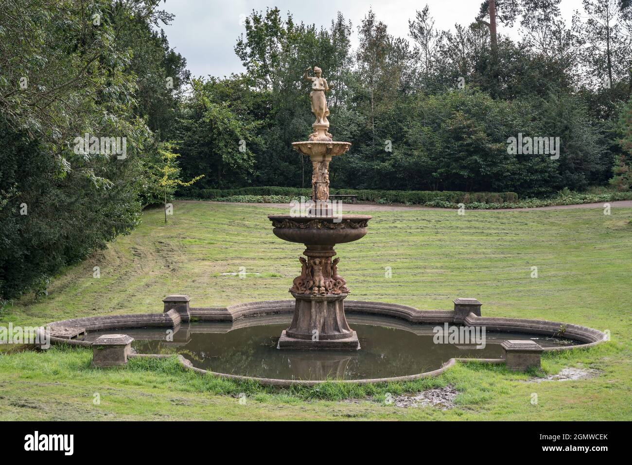 TUNBRIDGE WELLS, KENT, UK - SEPTEMBER 17 : Blick auf den Brunnen im Dunoloran Park, Tunbridge Wells, Kent am 17. September 2021 Stockfoto