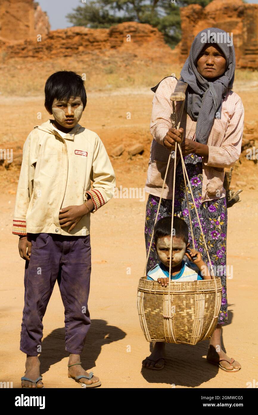 Bagan, Myanmar - 29. Januar 2013; Glückliche Familien. Wie fast alle anderen, die wir in Myanmar getroffen haben, waren sie freundlich, höflich und freundlich und sehr glücklich Stockfoto