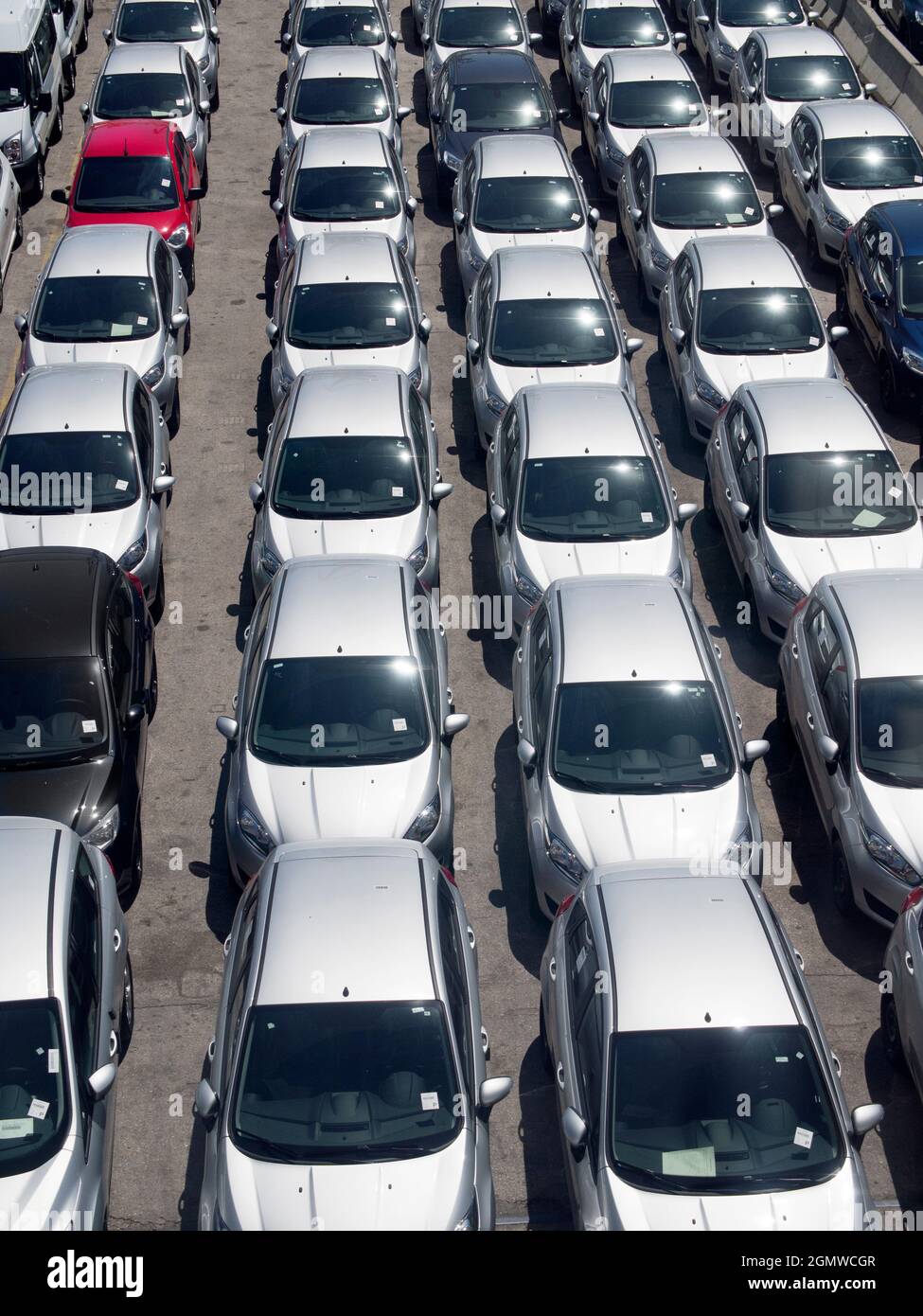 Valencia, Spanien - 23. Juni 2013; keine Menschen in Schuss. Ein faszinierendes Bild von Reihen von Autos an Land, die im Hafen von Valencia, Spanien, ankommen. Aber weiter Stockfoto