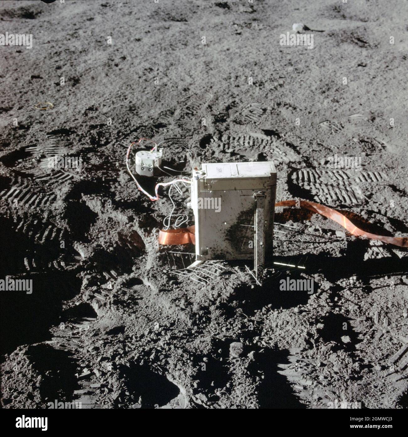 (5. Februar 1971) -- - Nahaufnahme des Suprathermalen Ionendetektors (SEITLICH), Vordergrunds- und Kaltkathodenionenmessers (CCIG), kleineres Objekt im Hintergrund, Komponenten des Apollo Lunar Surface Experiments Package (ALSEP), das von den Apollo 14-Astronauten während ihrer ersten extravehiculären Aktivität (EVA) auf dem Mond eingesetzt wurde. Stockfoto