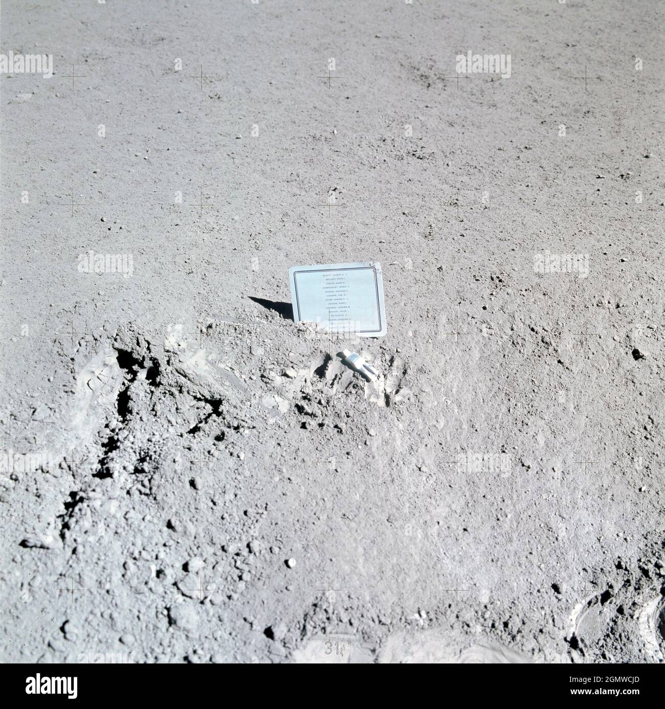 (31. Juli-2. August 1971) --- Eine Nahaufnahme einer Gedenktafel, die auf dem Mond am Hadley-Apennin-Landeplatz in Erinnerung an 14 NASA-Astronauten und Kosmonauten der UdSSR, die jetzt verstorben sind, hinterlassen wurde. Ihre Namen sind in alphabetischer Reihenfolge auf der Tafel eingeschrieben. Die Plakette wurde von den Astronauten David R. Scott, Kommandant, und James B. Irwin, Mondmodulpilot, während ihrer Apollo 15-Mondoberfläche-Extravehicular-Aktivität (EVA) im Mondboden festgeklebt. Die Namen auf der Tafel sind Charles A. Bassett II., Pavel I. Belyayev, Roger B. Chaffee, Georgi Dobrovolsky, Theodore C. Freeman, Juri A. Gagarin, Edward G. Given Stockfoto