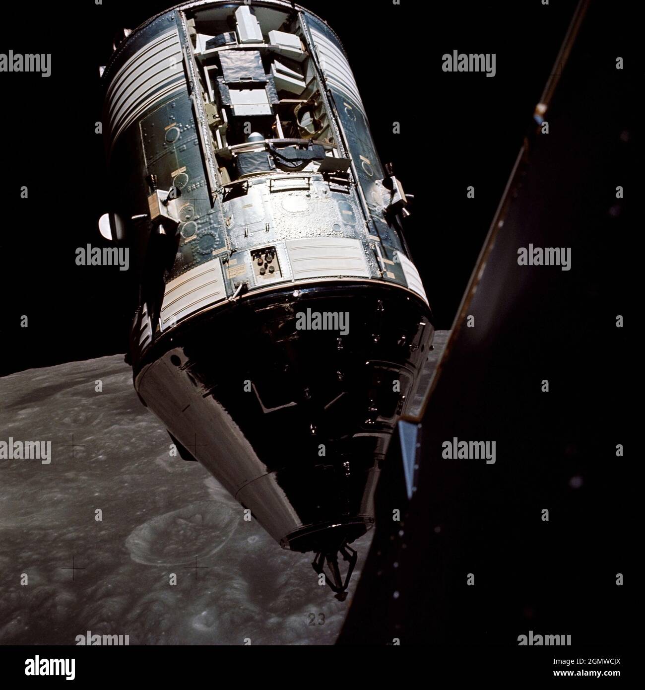 (14. Dez. 1972) --- eine hervorragende Ansicht der Apollo 17 Command and Service Modules (CSM), fotografiert von der Lunar Module (LM) 'Challenger' während des Rendezvous und der Andockmanöver in der Mondumlaufbahn. Die LM-Aufstiegsstufe mit den Astronauten Eugene A. Cernan und Harrison H. Schmitt an Bord war gerade vom Taurus-Littrow-Landeplatz auf der Mondoberfläche zurückgekehrt. Astronaut Ronald E. Evans blieb mit dem CSM in der Mondumlaufbahn. Beachten Sie den freiliegenden SIM-Schacht (Scientific Instrument Module) in Sektor 1 des Service-Moduls (SM). Drei Experimente werden in der SIM-Bucht durchgeführt: S-209 Mondschallgeber, S-171 Infrare Stockfoto