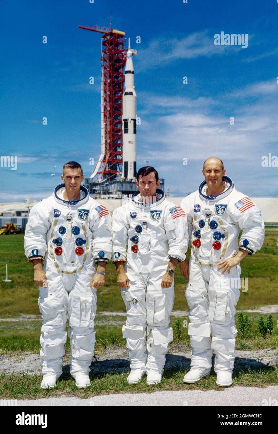 (13. Mai 1969) --- Diese drei Astronauten sind die erste Besatzung der Apollo 10-Mondbahnmission. Von links nach rechts befinden sich Eugene A. Cernan, Pilot des Mondmoduls; John W. Young, Pilot des Befehlsmoduls; und Thomas P. Stafford, Kommandant. Im Hintergrund ist das Raumfahrzeug Apollo 10 auf Pad B, Launch Complex 39, Kennedy Space Center, Florida. Stockfoto