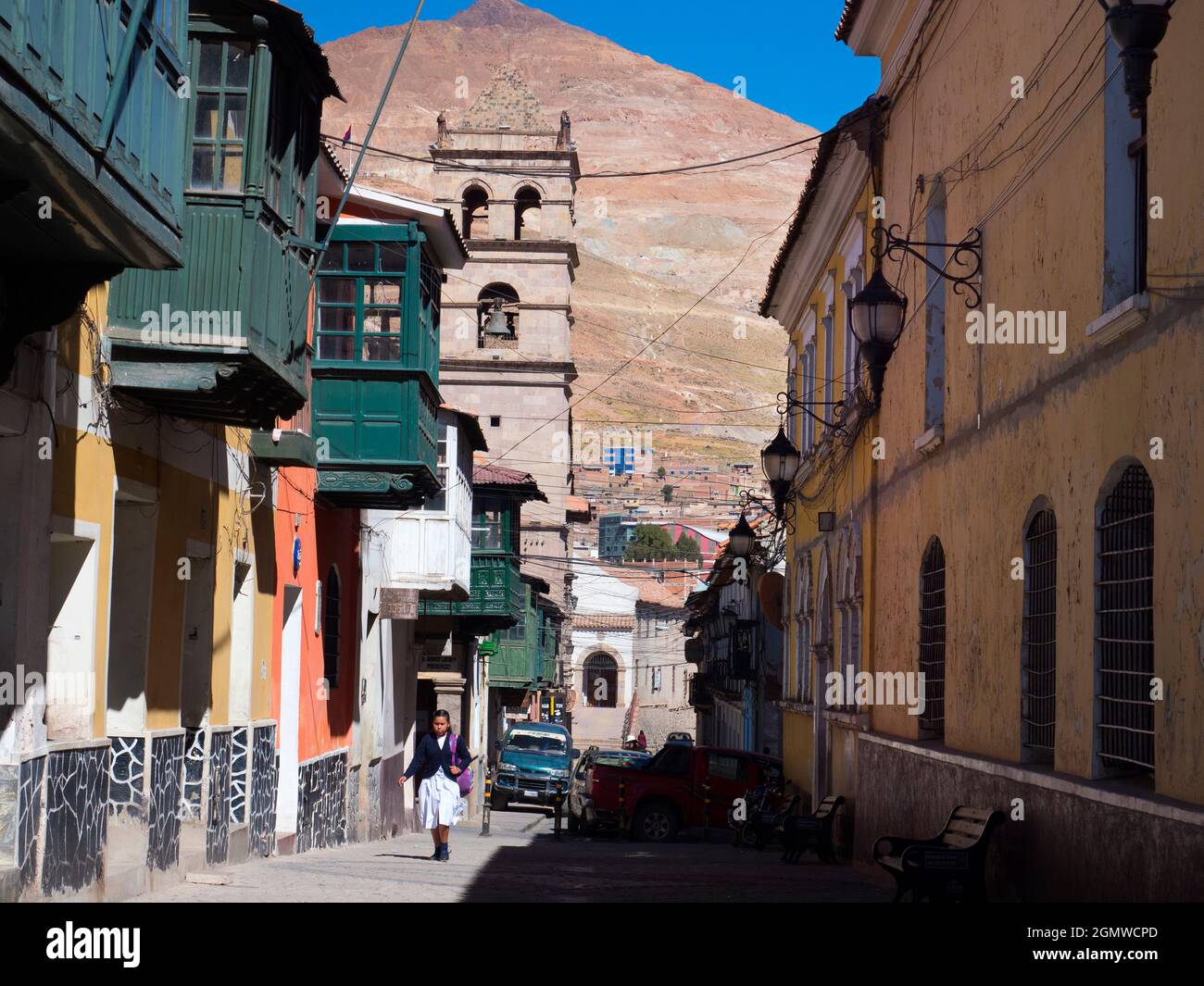 Potosi, Bolivien - 22. Mai 2018; ein Mädchen auf der Straße Potosi und seine Geschichte sind untrennbar mit Silber verbunden. Eine der höchsten Städte der Welt Stockfoto