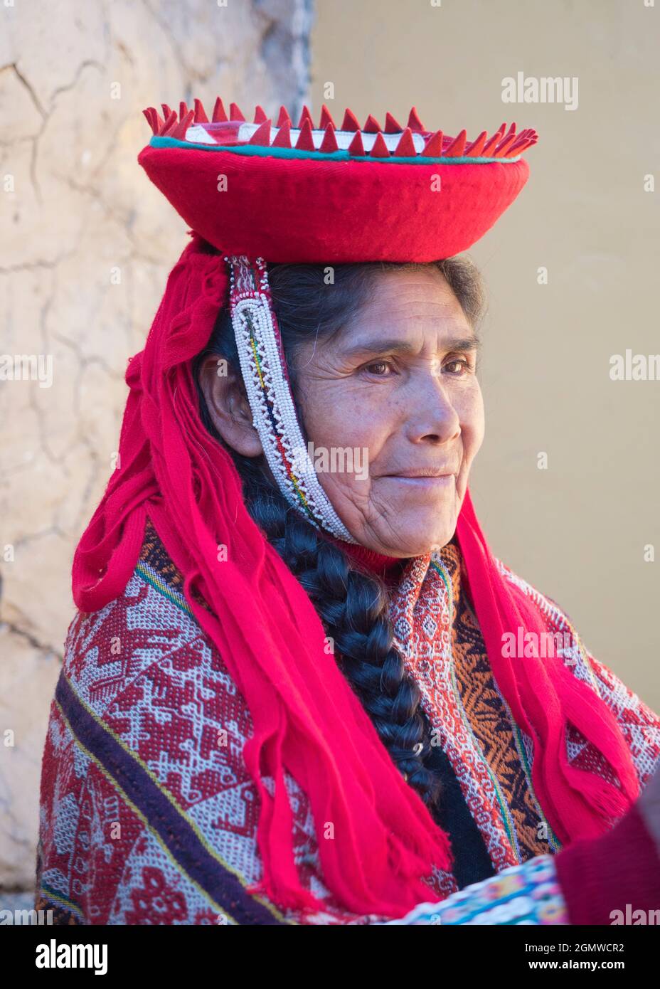 Ollantaytambo, Peru - 13. Mai 2018; eine Frau in Schuss Porträt einer alten Frau in Ollantaytambo, Peru. Sie trägt einen Hut und ein buntes indigenes Kostüm Stockfoto