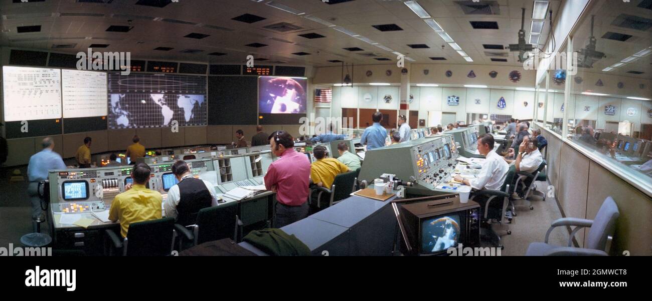 (31. Januar 1971) --- Eine Weitwinkelansicht des Mission Operations Control Rooms (MOCR) im Mission Control Center des bemannten Raumfahrtzentrums. Diese Ansicht wurde während der ersten Farbfernsehübertragung vom Apollo 14 Command Module aufgenommen. Auf der großen Leinwand rechts vor dem MOCR wird eine Ansicht der Apollo 14 Mondlandefähre projiziert, die noch an der Saturn IVB-Bühne befestigt ist. Die Command and Service Module näherten sich dem LM/S-IVB während der Transposition und Andockmanöver. Stockfoto