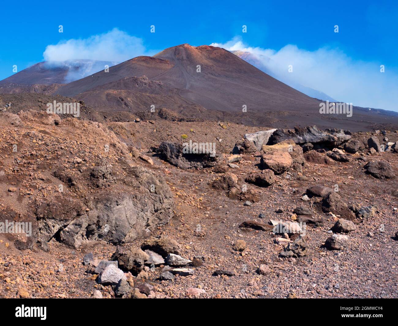 Ätna, Sizilien, Italien - 21. September 2019; keine Menschen in Schuss. Der majestätische Ätna dominiert die nordöstliche Landschaft Siziliens, zwischen M Stockfoto
