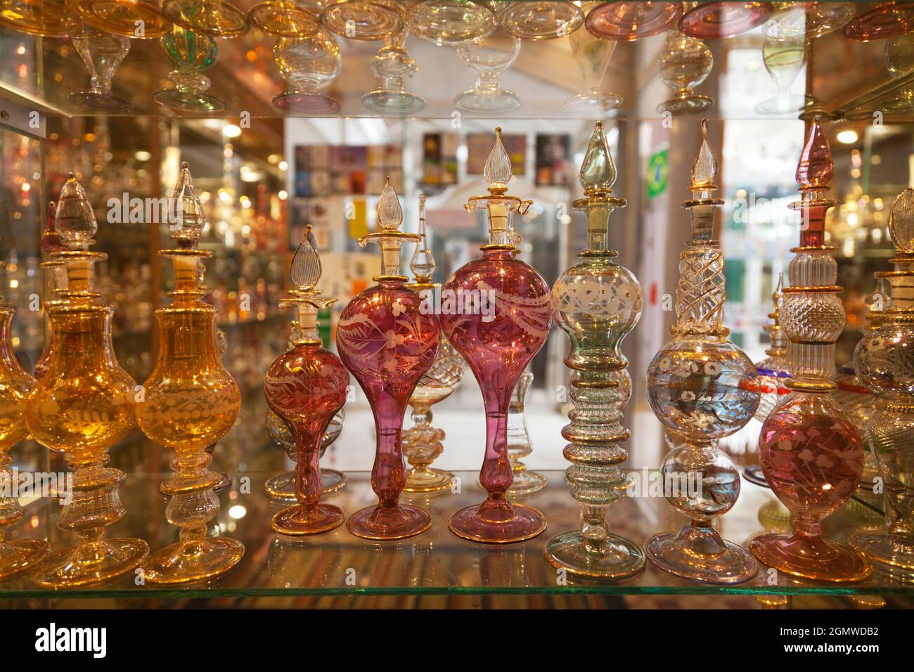 Cairo egypt perfume bottles in -Fotos und -Bildmaterial in hoher Auflösung  – Alamy