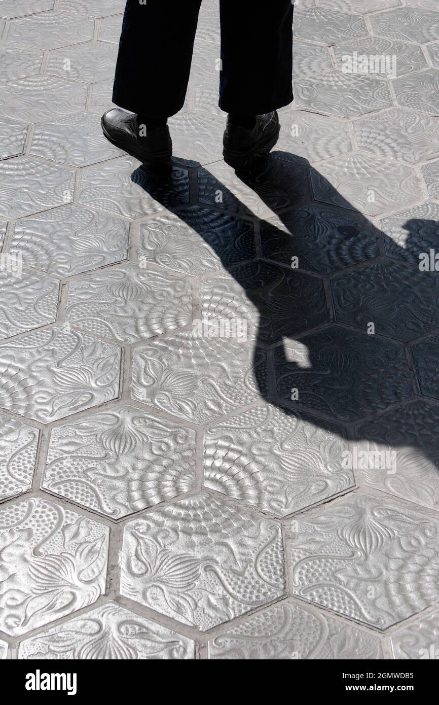 Barcelona, Spanien - 11. Mai 2005 Schatten- und verzierte Fliesen auf einem der schönsten Boulevards Barcelonas. Es passiert so, dass dies meine Frau ist... Stockfoto
