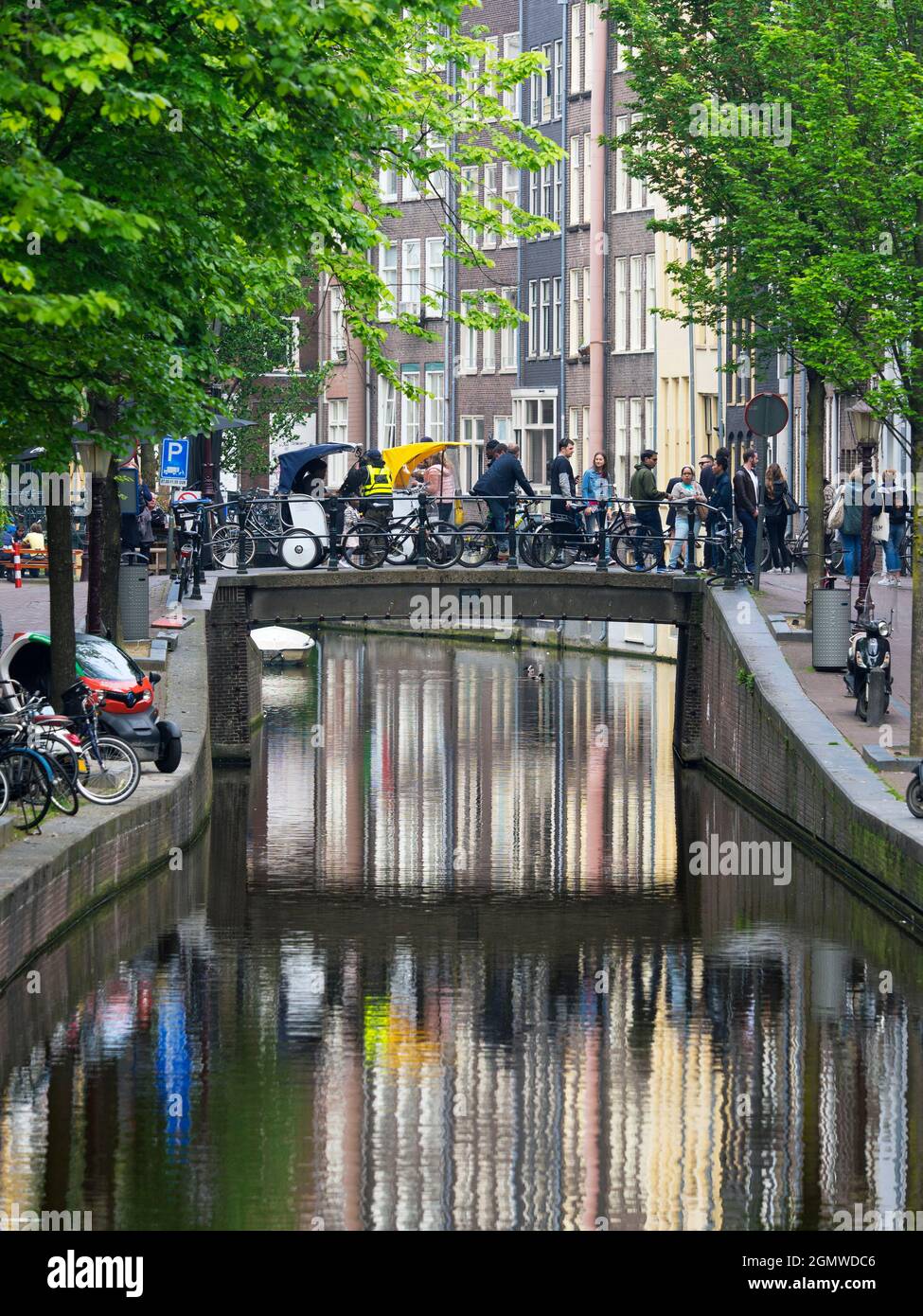 Amsterdam, Niederlande - 26. Mai 2016; Amsterdam ist die Hauptstadt von NetherlandsÕ und berühmt für ihr künstlerisches Erbe, ihr malerisches Kanalsystem und ihre schmalen Häuser Stockfoto