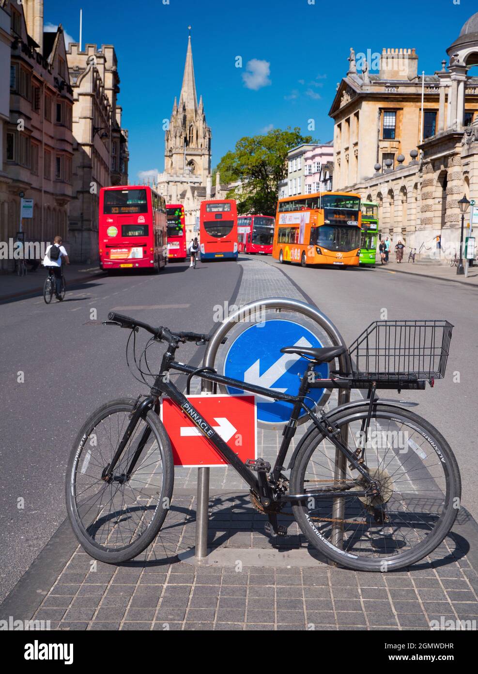 Oxford, England - 21. Mai 2019; viele Menschen in Schuss. Der Blick entlang der Oxford High Street, an einem schönen Sommertag. Zu den Sehenswürdigkeiten gehören die Queen Stockfoto