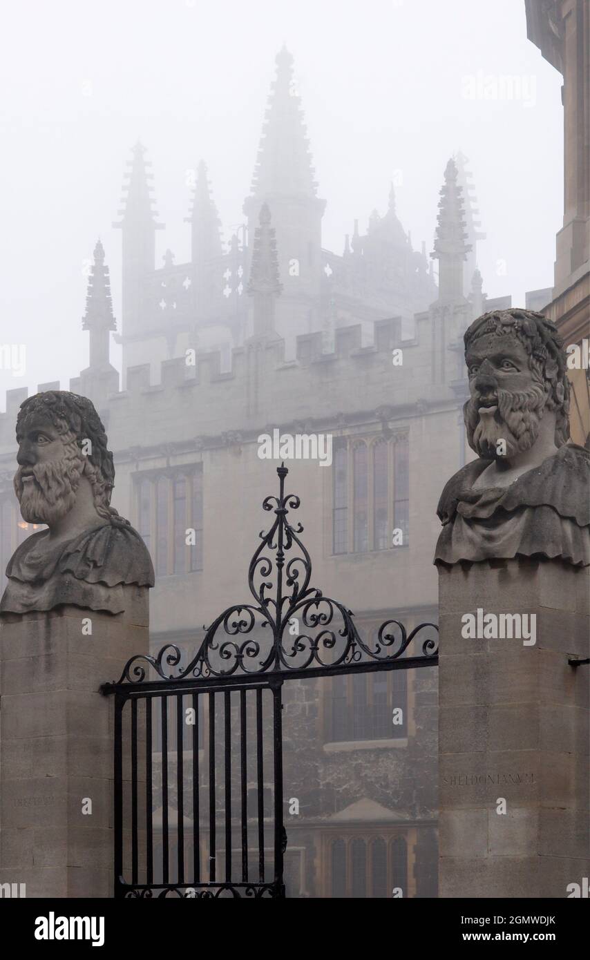 Oxford, die historische Stadt der träumenden Türme, kann bei nebelhaftem Wetter recht geheimnisvoll aussehen; halb verdeckte Türme, Statuen und gotische Türme stehen vor Dramatikern Stockfoto