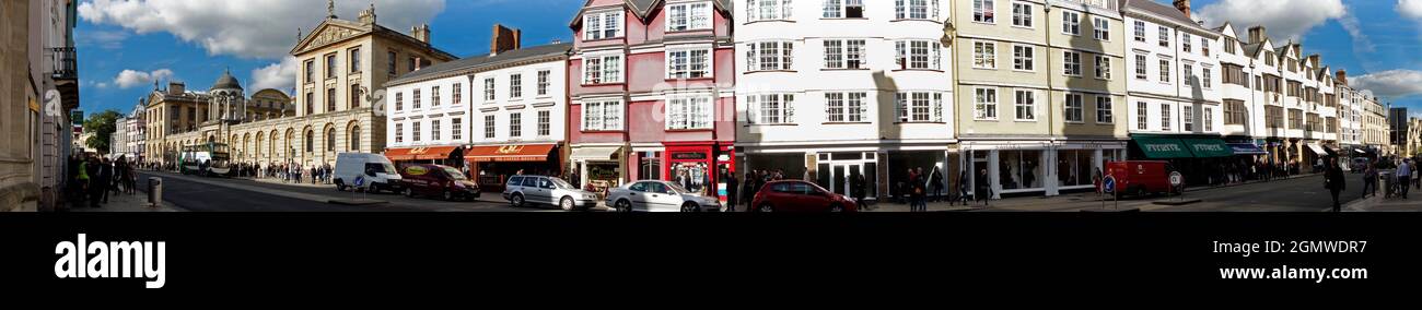 Oxford, Oxfordshire, UK - 2012; in dieser Panoramasicht auf die Oxford High Street sehen wir, dass es dort vor allem Geschäfte gibt. Ganz links sind wir jedoch Stockfoto