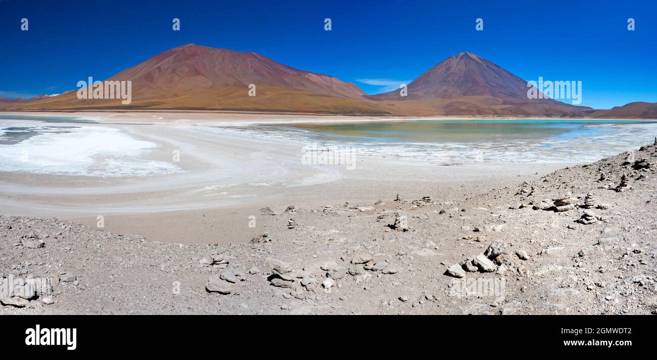 Laguna Verde, Bolivien - 21. Mai 2018 Laguna Verde (grüner See) ist aufgrund seiner auffälligen Jadegrün-Farbe treffend benannt. Dieser schöne Salzsee - bei 4 Stockfoto