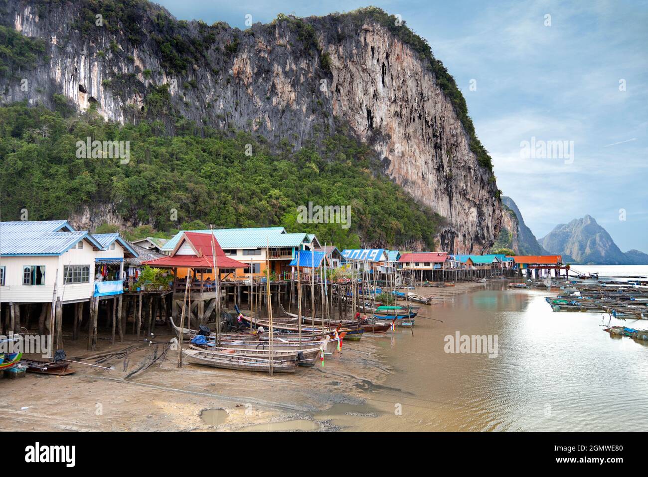 Ein Sea Gypsy Village auf Stelzen in der Phang Na Bay der Andamanensee, Thailand. Eine Fischfarm liegt direkt vor der Küste. Hinter dem Dorf und in der Ferne kann Stockfoto