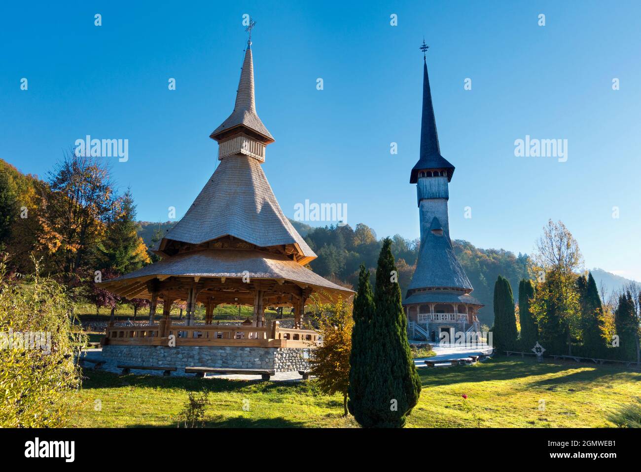 B‰rsana, Maramures, Rumänien - 15. Oktober 2018 das B‰rsanabeherbergt eine berühmte Gruppe von orthodoxen Holzkirchen und Monsaterien im Landkreis Maramures in Tran Stockfoto