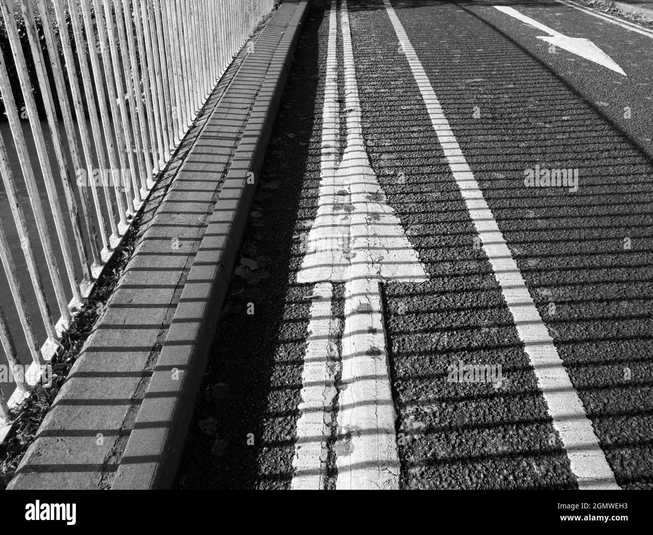 Abingdon, England - 27. Oktober 2019 Es gibt überall seltsame und abstrakte Muster, wenn man sich bewusst und wachsam ist. Diese Linien, Schatten und Roa Stockfoto