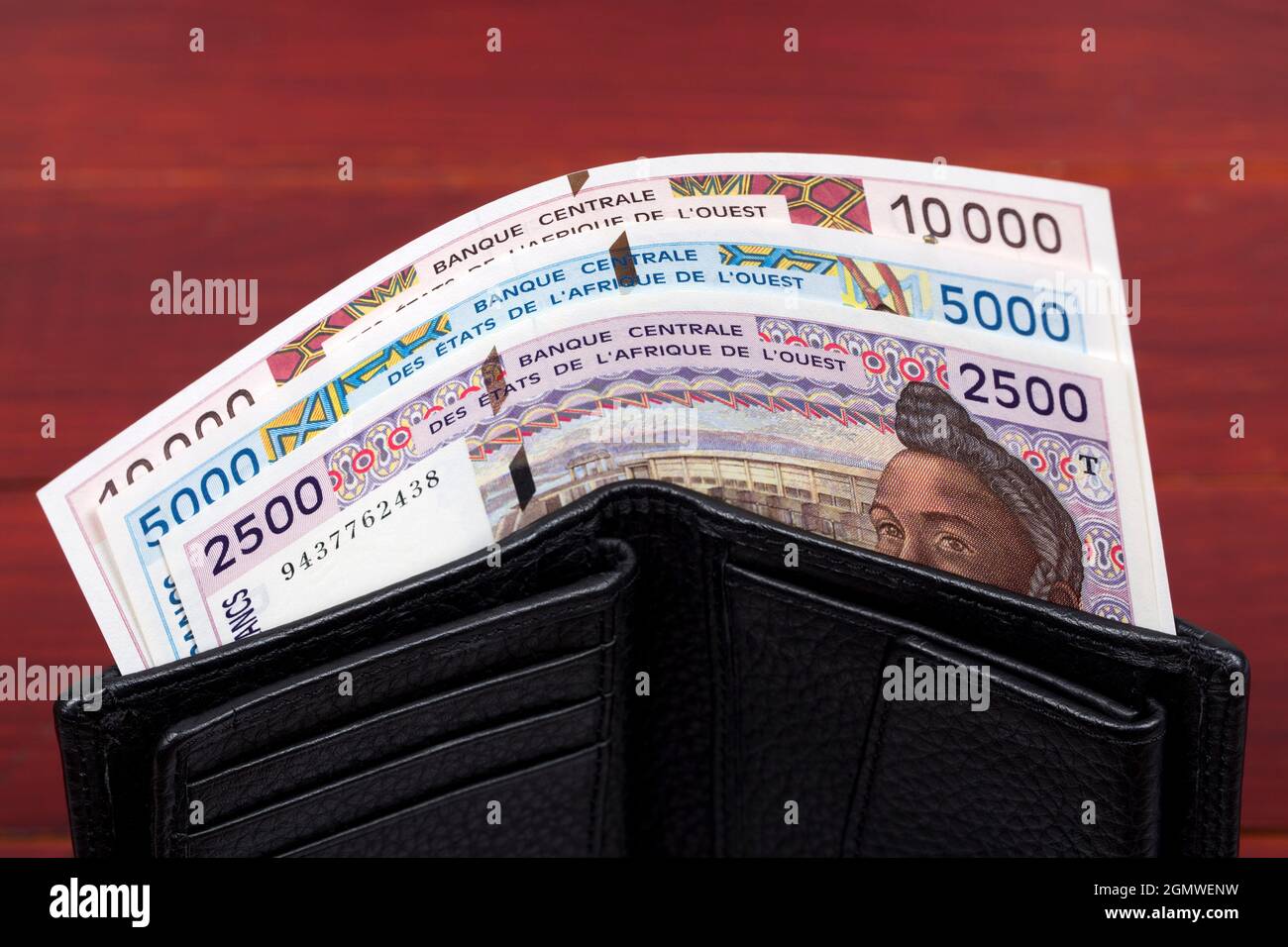 Alte westafrikanische Staaten Geld - Franc in der schwarzen Brieftasche Stockfoto