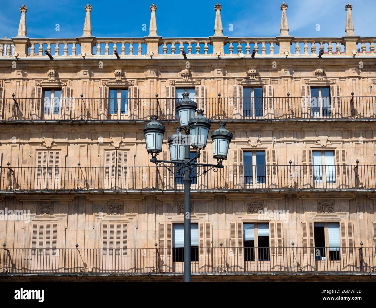 Salamanca, Spanien - 13. April 2017; keine Menschen im Blick. Die Plaza Mayor ist ein großer öffentlicher Platz im Zentrum von Salamanca, Spanien. Es wurde in der gebaut Stockfoto