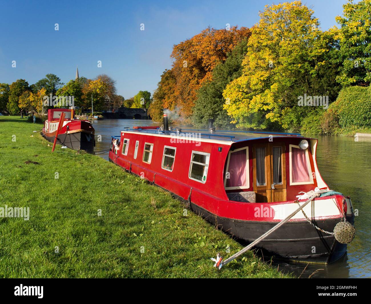 Abingdon, England - 21. April 2019 Abingdon-on-Thames behauptet, die älteste Stadt Englands zu sein. Hier sehen wir den Blick von der Themse auf einen schönen Herbst Stockfoto