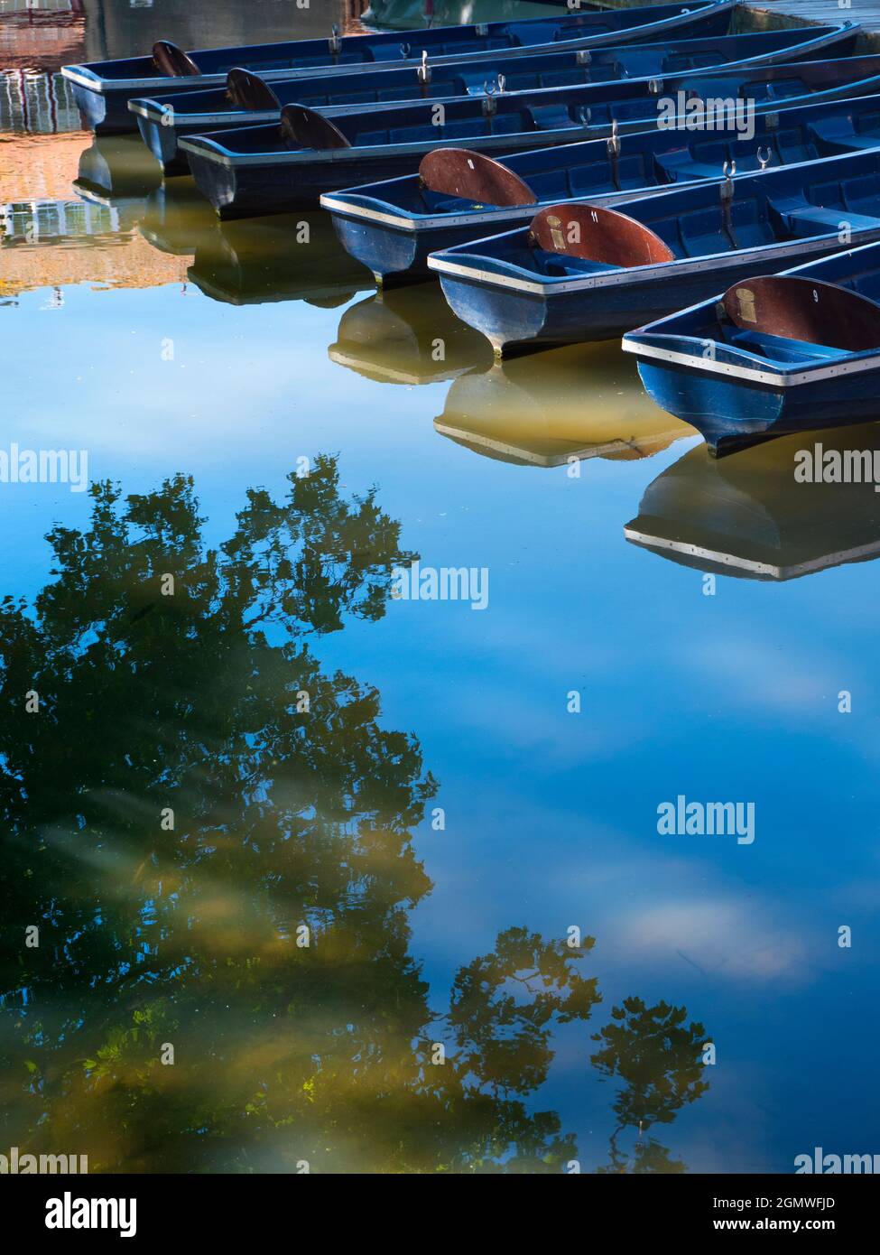 River Thames, Oxford - 21. Mai 2019; festgemacht Vergnügungsboote und Reflexionen in der Themse von Folly Bridge macht diese schöne abstrakte Kompositio Stockfoto