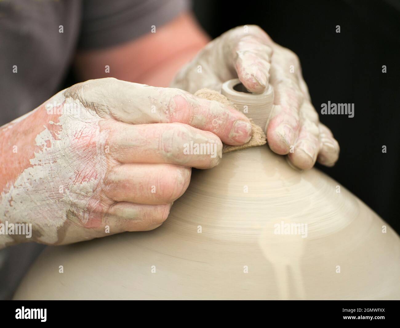 Wheatley, Oxfordshire, Großbritannien - Juli 2011; The Art of Creation. Oder ist es die Schaffung von Kunst?: Sie wählen. Ein Töpfer wirft und beendet eine Vase bei einem FI Stockfoto
