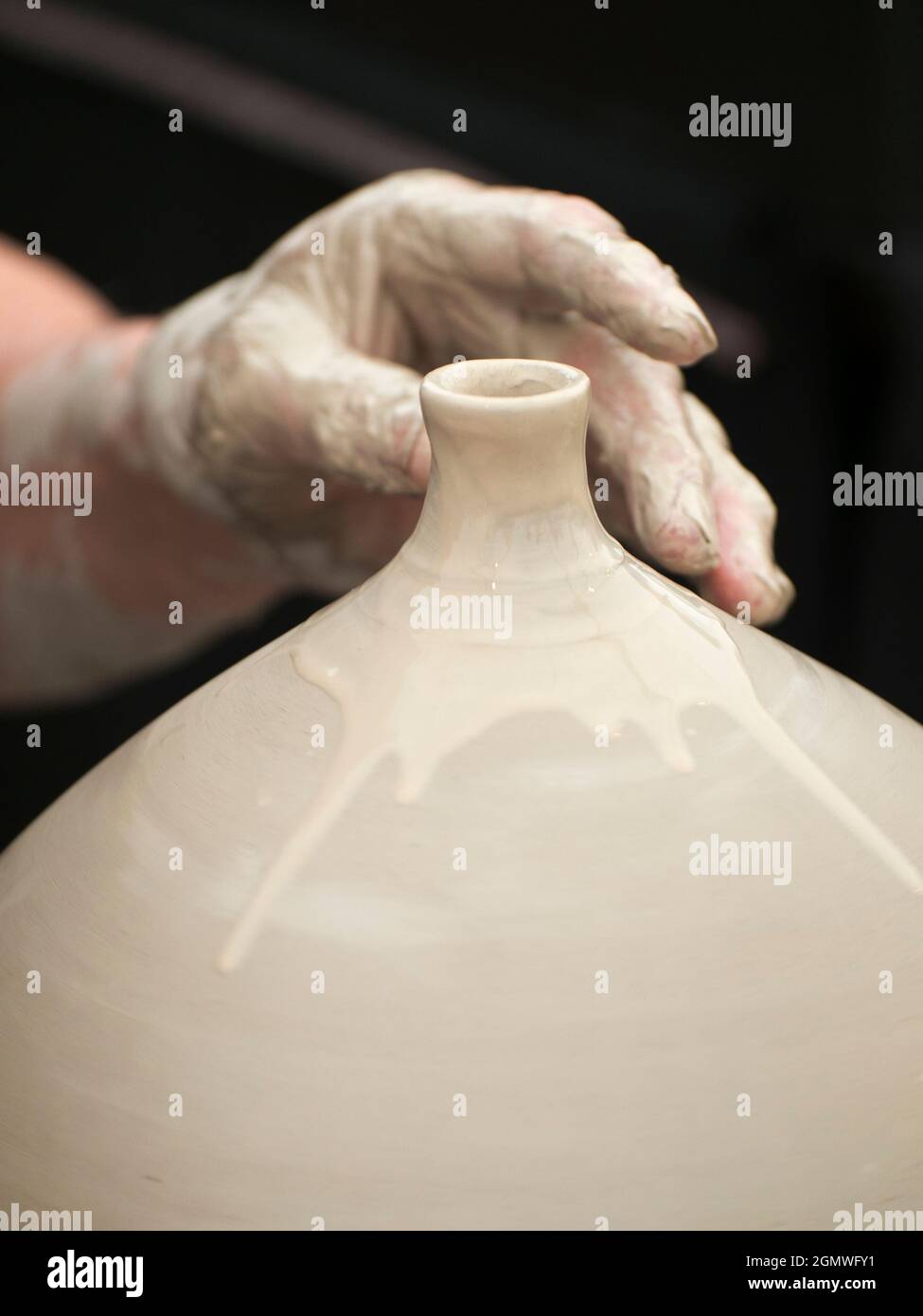 Wheatley, Oxfordshire, Großbritannien - Juli 2011; The Art of Creation. Oder ist es die Schaffung von Kunst?: Sie wählen. Ein Töpfer wirft und beendet eine Vase bei einem FI Stockfoto