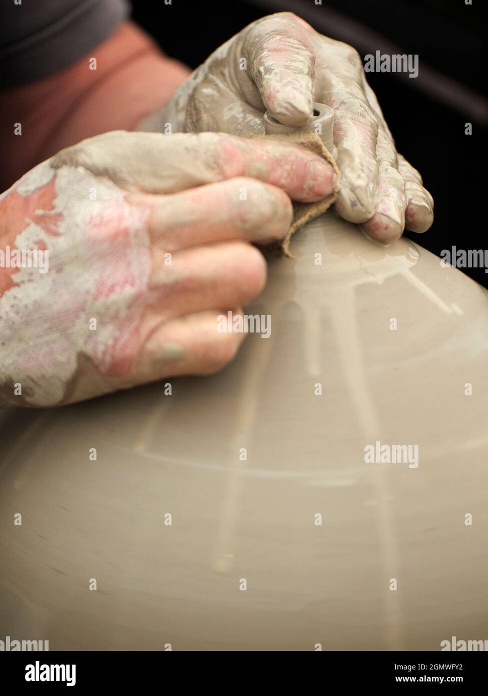 Wheatley, Oxfordshire, Großbritannien - Juli 2011; The Art of Creation. Oder ist es die Schaffung von Kunst?: Sie wählen. Ein Töpfer wirft und beendet eine Vase bei einem FI Stockfoto