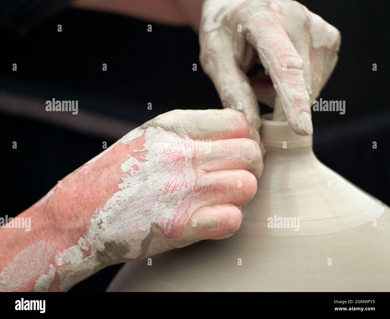 Wheatley, Oxfordshire, Großbritannien - Juli 2011; The Art of Creation. Oder ist es die Schaffung von Kunst?: Sie wählen. Ein Töpfer wirft und beendet eine Vase bei einem FI Stockfoto