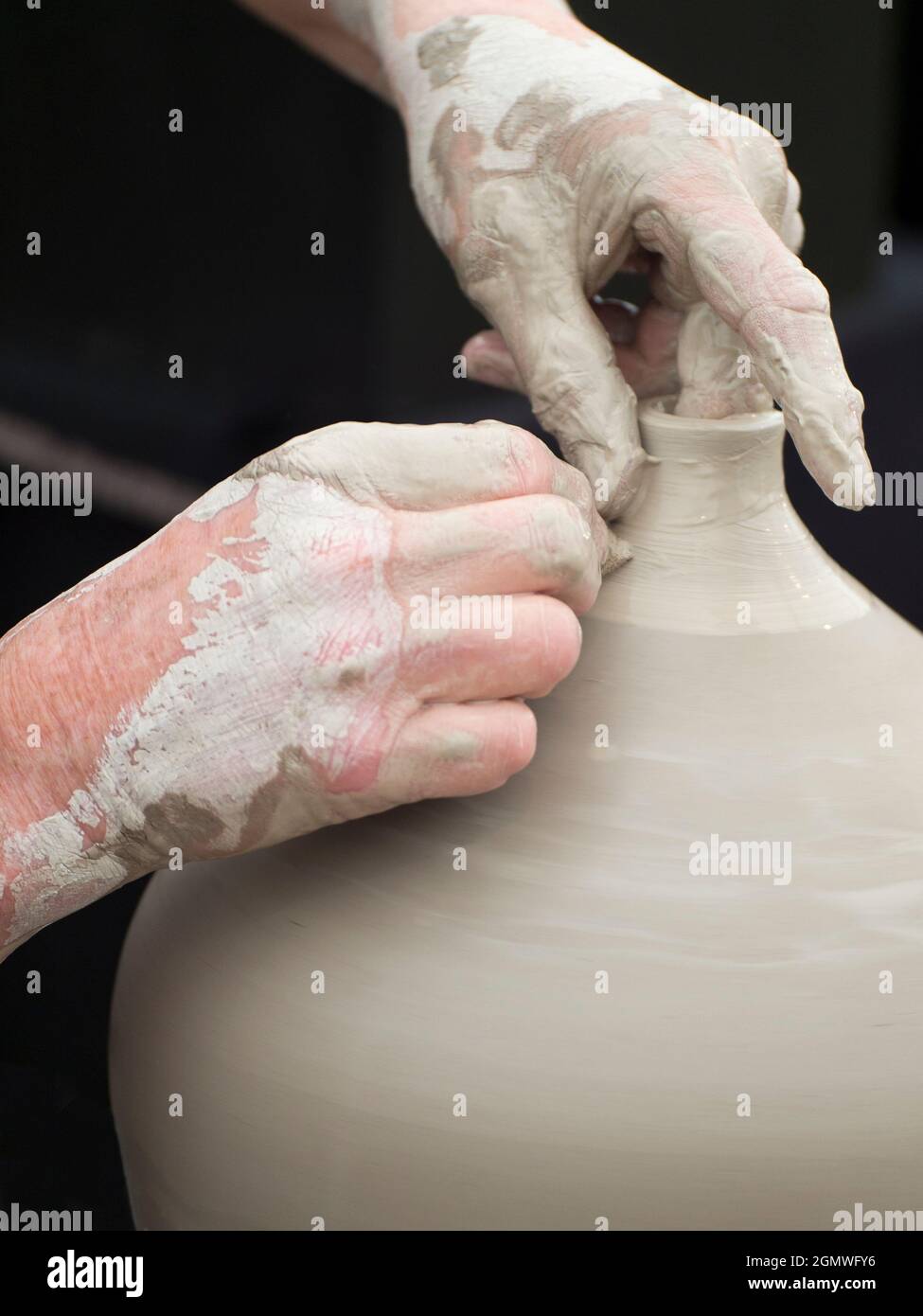 Wheatley, Oxfordshire, Großbritannien - Juli 2011; The Art of Creation. Oder ist es die Schaffung von Kunst?: Sie wählen. Ein Töpfer wirft und beendet eine Vase bei einem FI Stockfoto