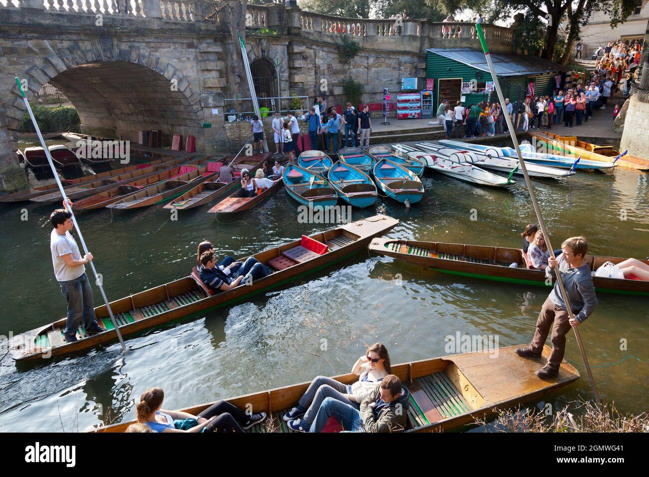 Oxford, England - 2012; Diese Gegend am Cherwell River an der Magdalenbrücke ist ein beliebter Ort zum Pingen und Rudern während des Frühlings- und Sommermons Stockfoto