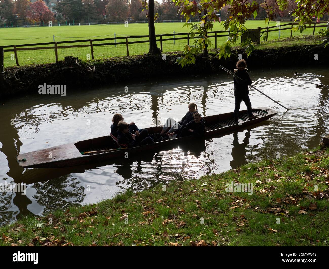 Oxford, England - 10. Oktober 2019; mehrere Personen in Schuss. Eine ruhige Szene am Fluss Cherwell in Oxford, England. Dies ist ein berühmter Ort für Punti Stockfoto