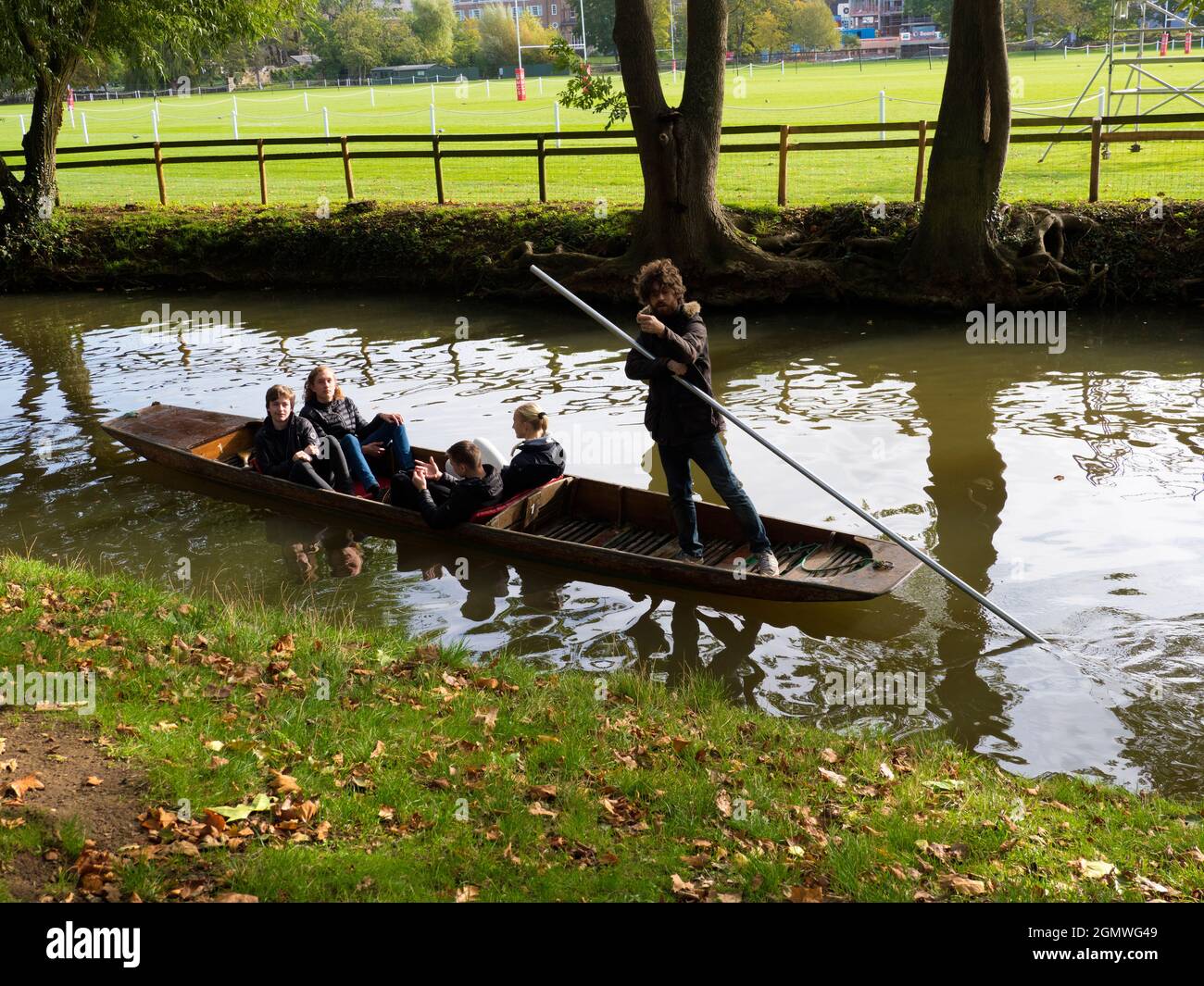 Oxford, England - 10. Oktober 2019; mehrere Personen in Schuss. Eine ruhige Szene am Fluss Cherwell in Oxford, England. Dies ist ein berühmter Ort für Punti Stockfoto