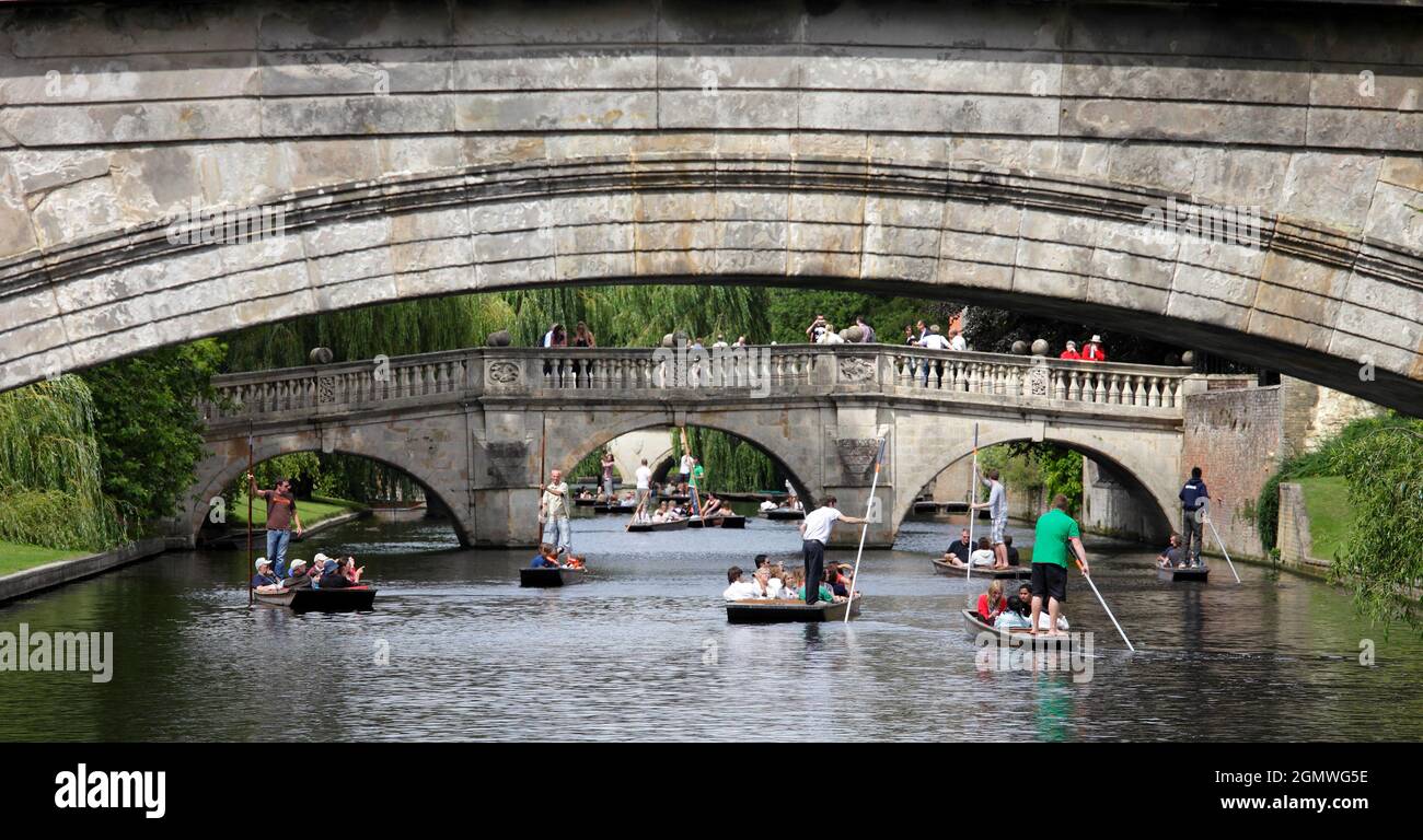 Cambridge, Cambridgeshire - 20. Juli 2009; Gruppe von Menschen im Blick, Spaß haben. Ein typisch englisches Verfolgungsjagd an einem schönen Sommertag - punting on Stockfoto