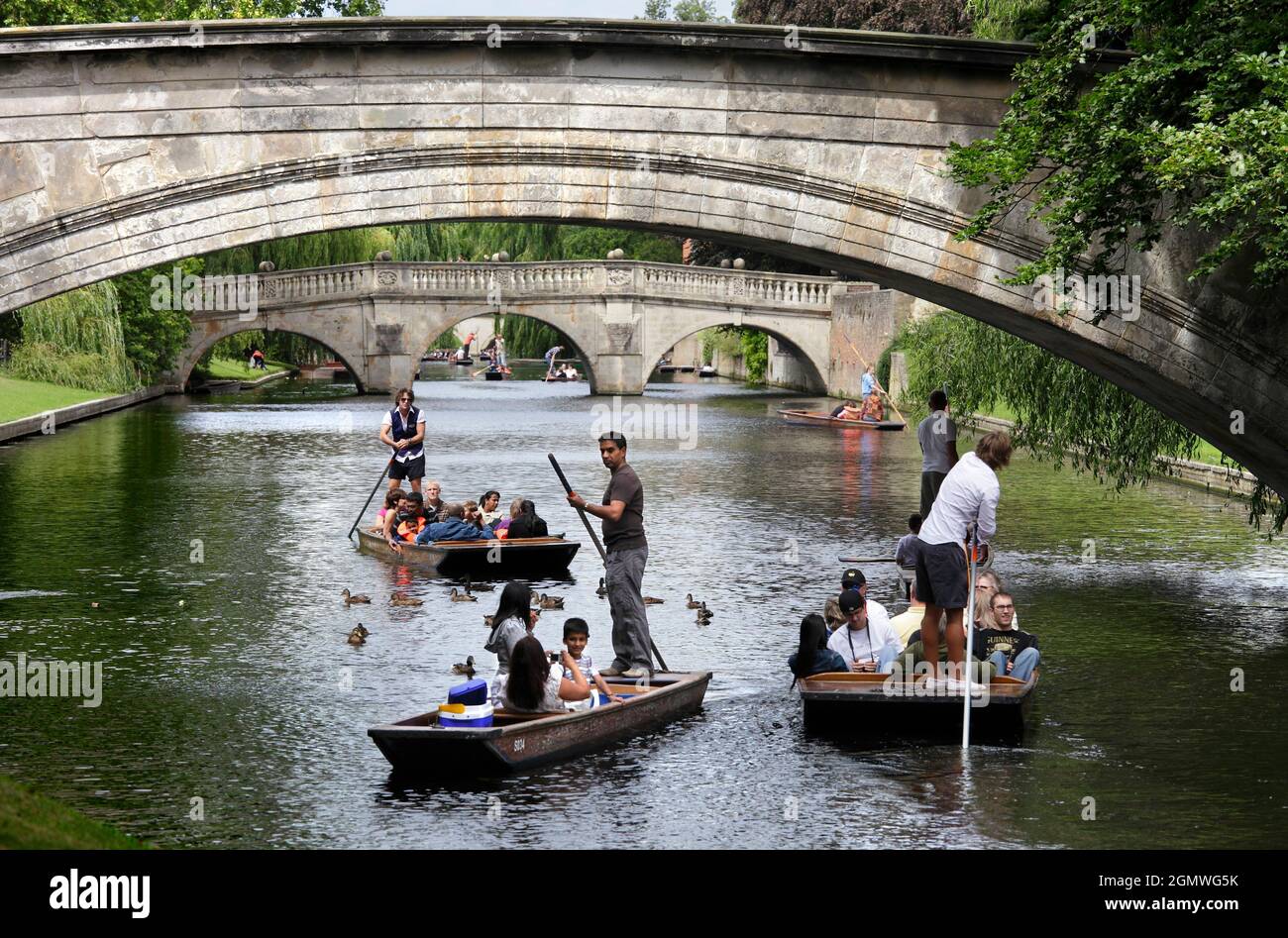Cambridge, Cambridgeshire - 20. Juli 2009; Gruppe von Menschen im Blick, Spaß haben. Ein typisch englisches Verfolgungsjagd an einem schönen Sommertag - punting on Stockfoto